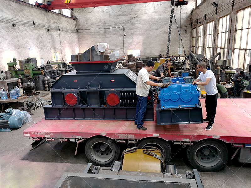 2PG1000×700連軸對輥破碎機發(fā)貨現場圖片_發(fā)往廣東_玄武巖制砂