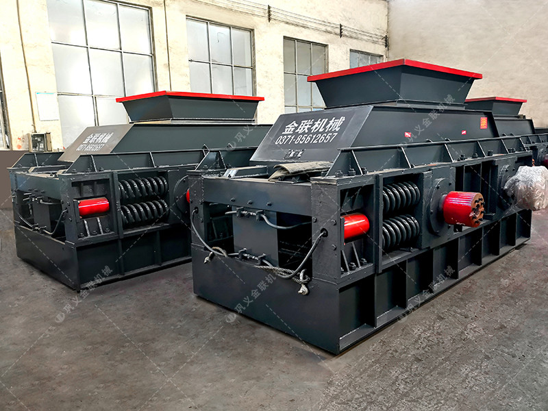 兩臺(tái)大型對(duì)輥破碎機(jī)征戰(zhàn)沙場(chǎng)