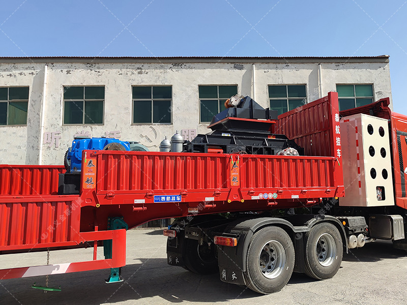 1000x700液壓對(duì)輥破碎機(jī)發(fā)貨 發(fā)往非洲肯尼亞蒙巴薩